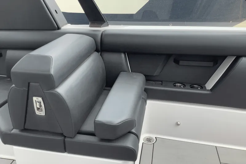 Slide: The Image of Aviara AV28 Surf 2024 - 17