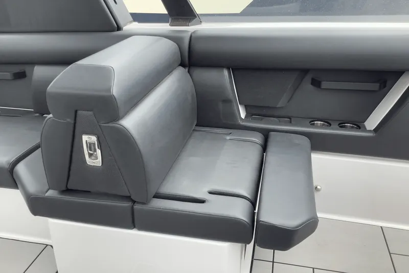 Slide: The Image of Aviara AV28 Surf 2024 - 18