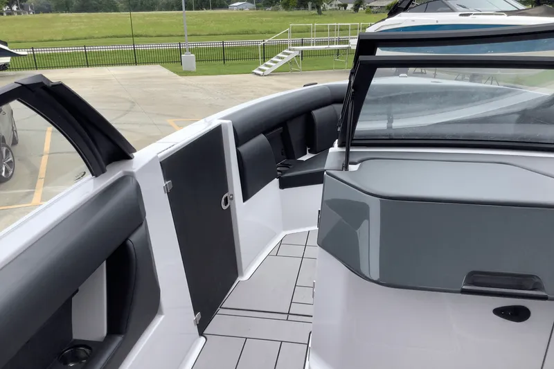 Slide: The Image of Aviara AV28 Surf 2024 - 22