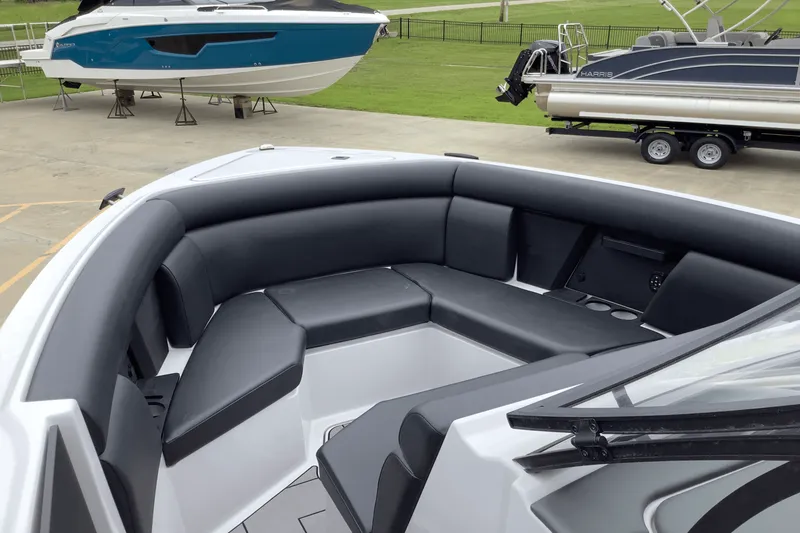 Slide: The Image of Aviara AV28 Surf 2024 - 23