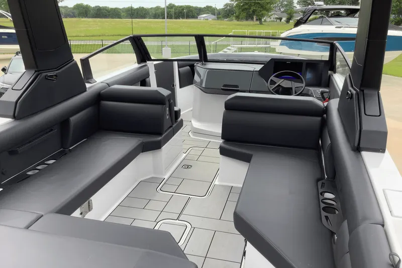 Slide: The Image of Aviara AV28 Surf 2024 - 8