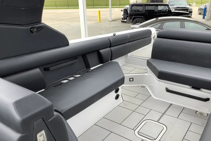 Slide: The Image of Aviara AV28 Surf 2024 - 9