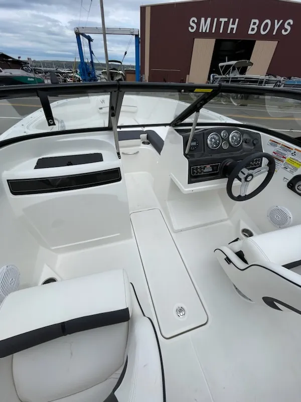 Slide: The Image of Bayliner VR4 2024 - 15