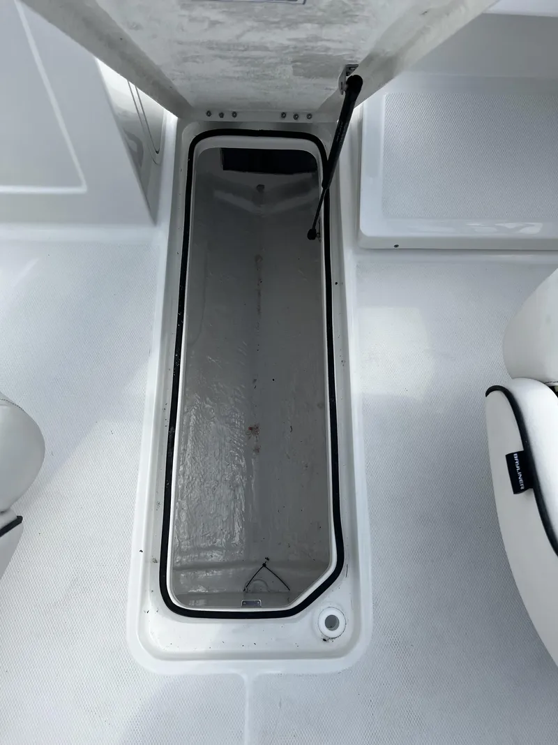 Slide: The Image of Bayliner VR4 2024 - 7