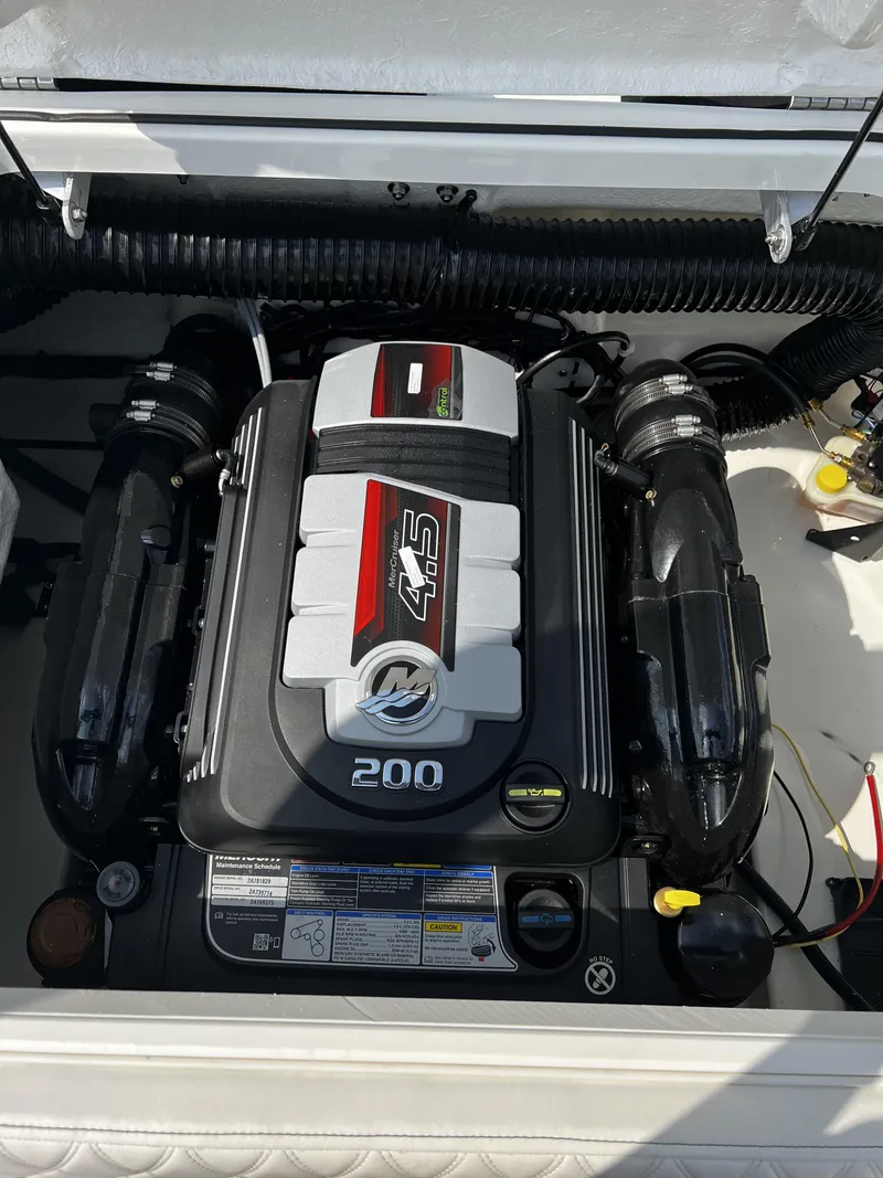 Slide: The Image of Bayliner VR4 2024 - 8