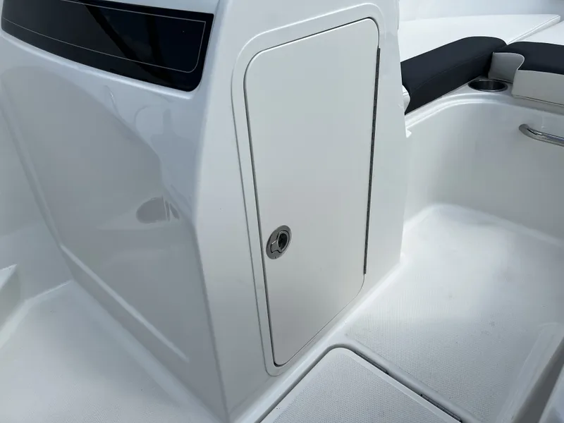 Slide: The Image of Bayliner VR4 2024 - 4