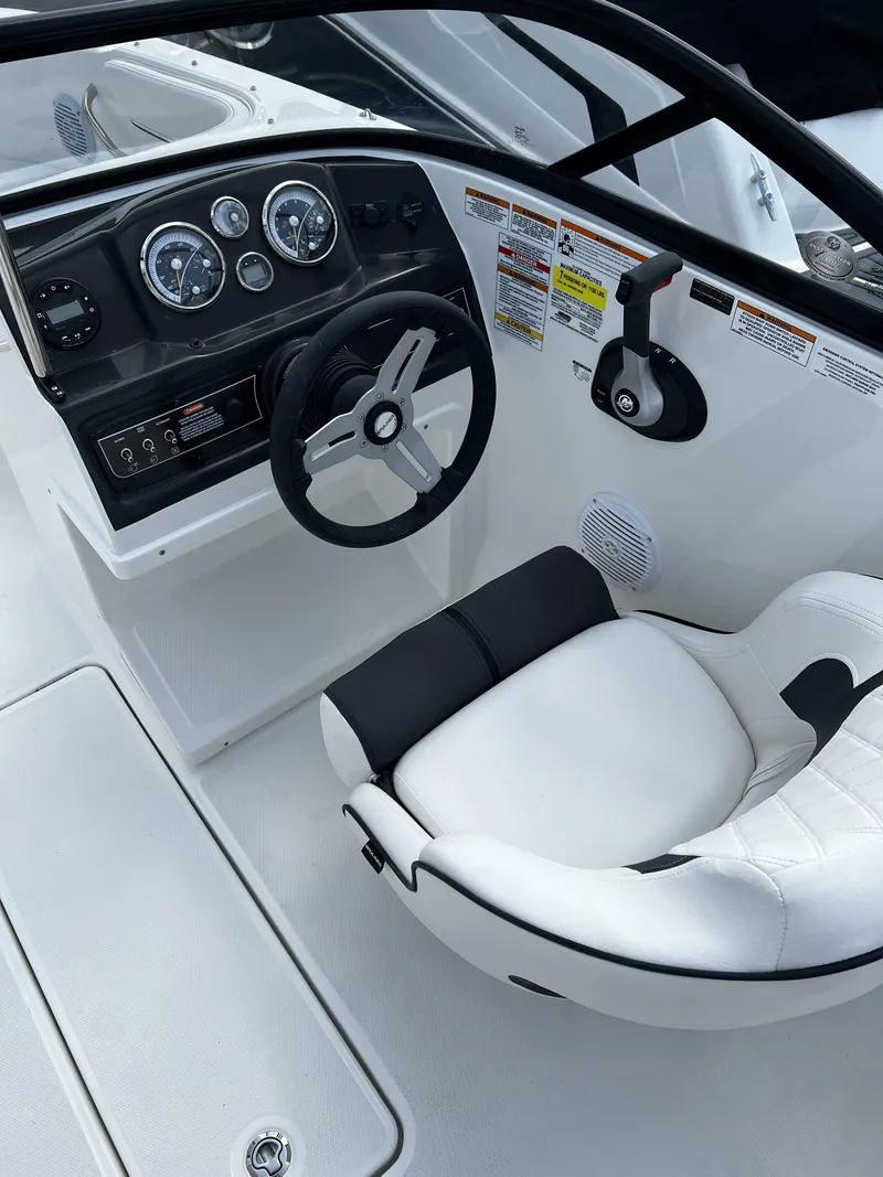 Slide: The Image of Bayliner VR4 2024 - 2