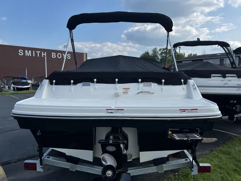 Slide: The Image of Bayliner VR4 2024 - 11