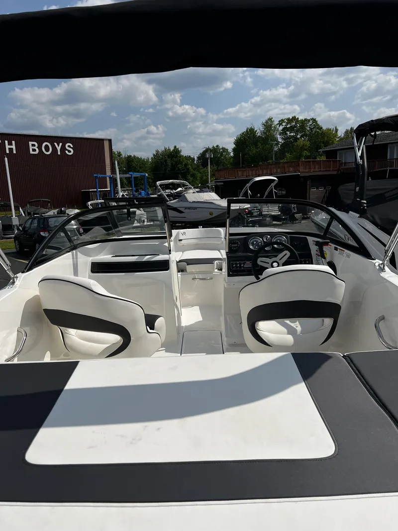 Slide: The Image of Bayliner VR4 2024 - 9