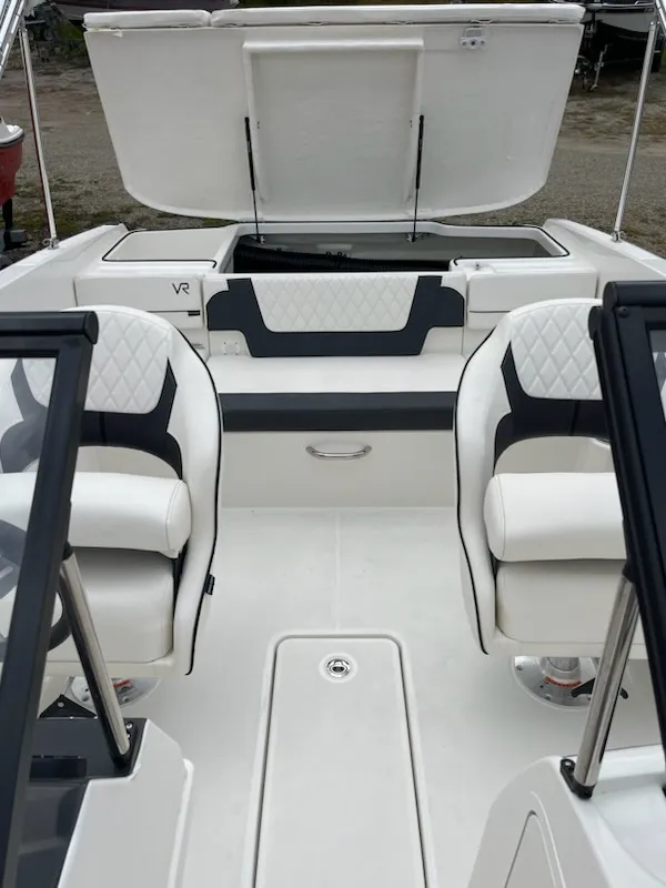 Slide: The Image of Bayliner VR4 2024 - 14