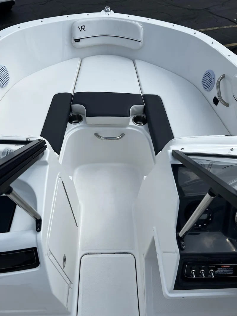 Slide: The Image of Bayliner VR4 2024 - 1