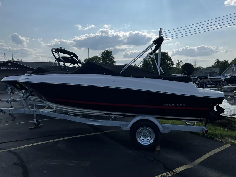Slide: The Image of Bayliner VR4 2024 - 10