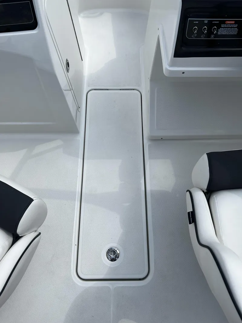 Slide: The Image of Bayliner VR4 2024 - 6