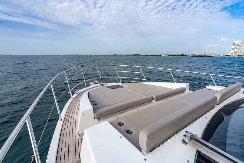 Slide: The Image of Azimut 50 2016 - 11