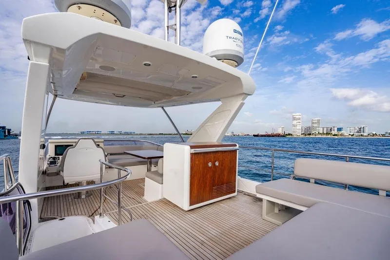 Slide: The Image of Azimut 50 2016 - 32