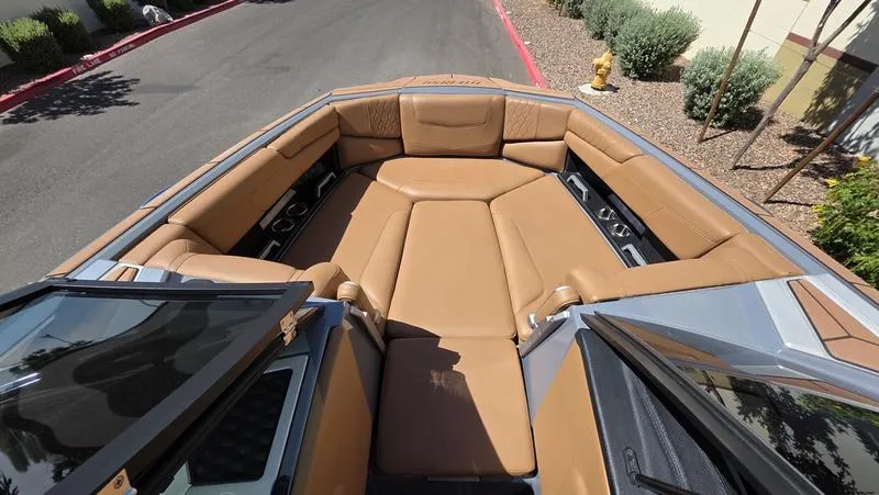 Slide: The Image of Malibu M220 2023 - 10