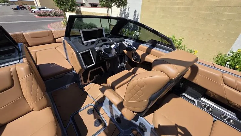 Slide: The Image of Malibu M220 2023 - 9