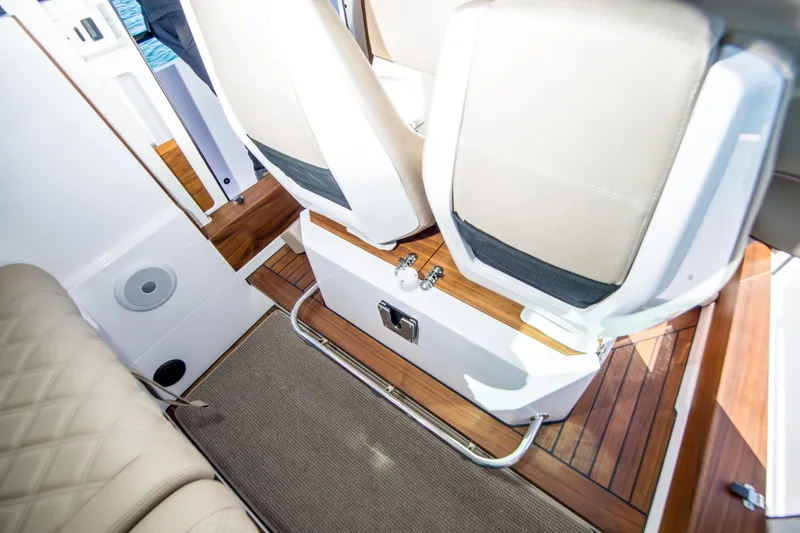 Slide: The Image of Axopar 28 Cabin 2022 - 10