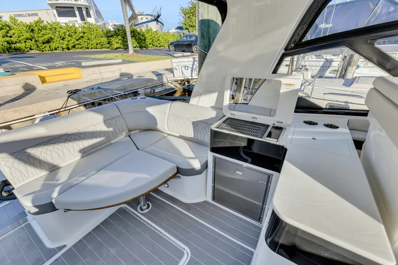 Slide: The Image of Sea Ray 370 SUNDANCER OUTBOARD 2023 - 13