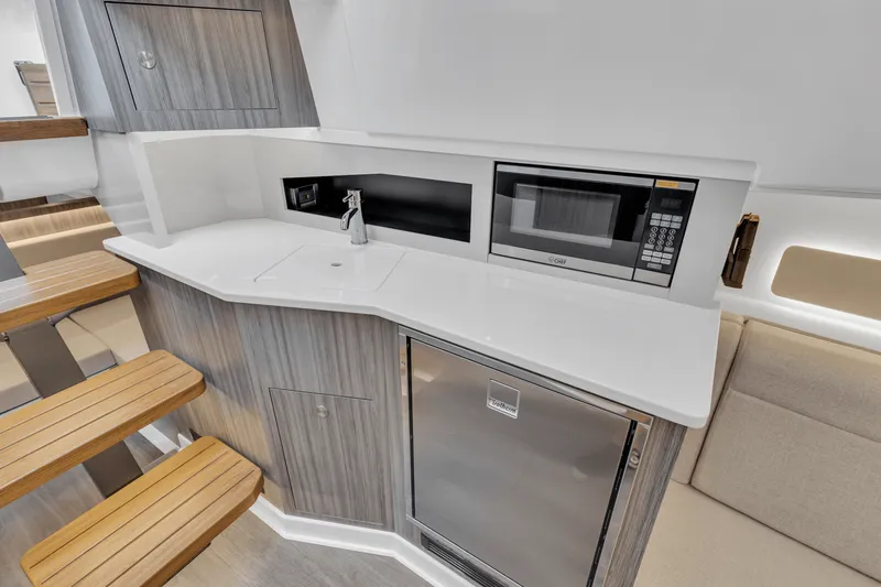 Slide: The Image of Sea Ray 370 SUNDANCER OUTBOARD 2023 - 15