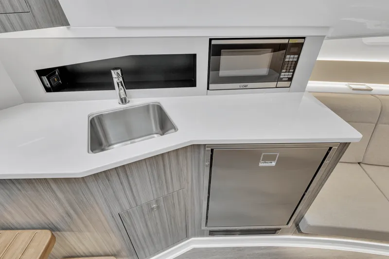 Slide: The Image of Sea Ray 370 SUNDANCER OUTBOARD 2023 - 16