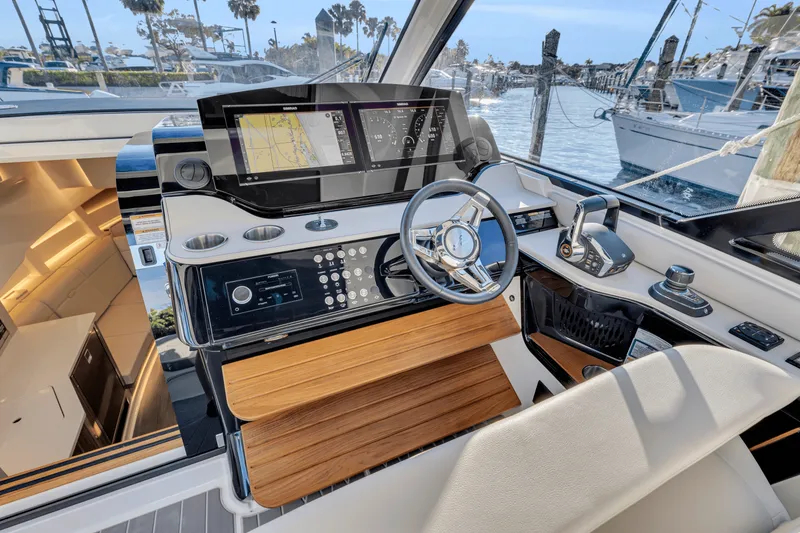 Slide: The Image of Sea Ray 370 SUNDANCER OUTBOARD 2023 - 17