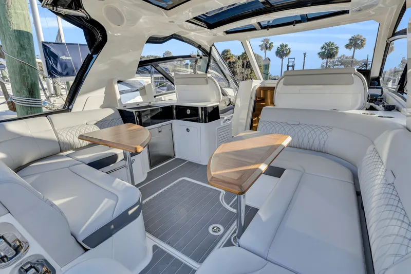 Slide: The Image of Sea Ray 370 SUNDANCER OUTBOARD 2023 - 18