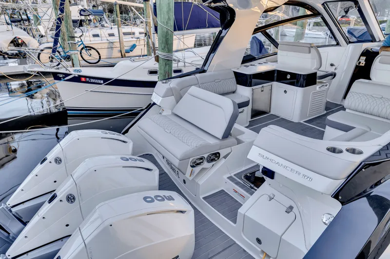 Slide: The Image of Sea Ray 370 SUNDANCER OUTBOARD 2023 - 23
