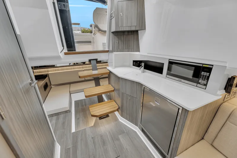 Slide: The Image of Sea Ray 370 SUNDANCER OUTBOARD 2023 - 42