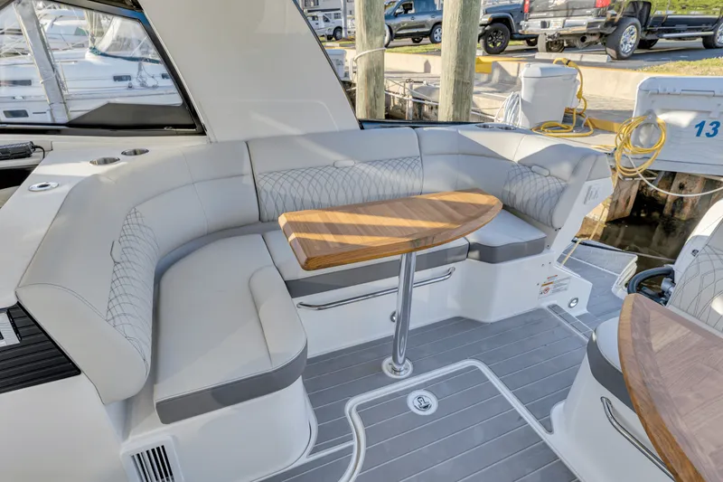 Slide: The Image of Sea Ray 370 SUNDANCER OUTBOARD 2023 - 46