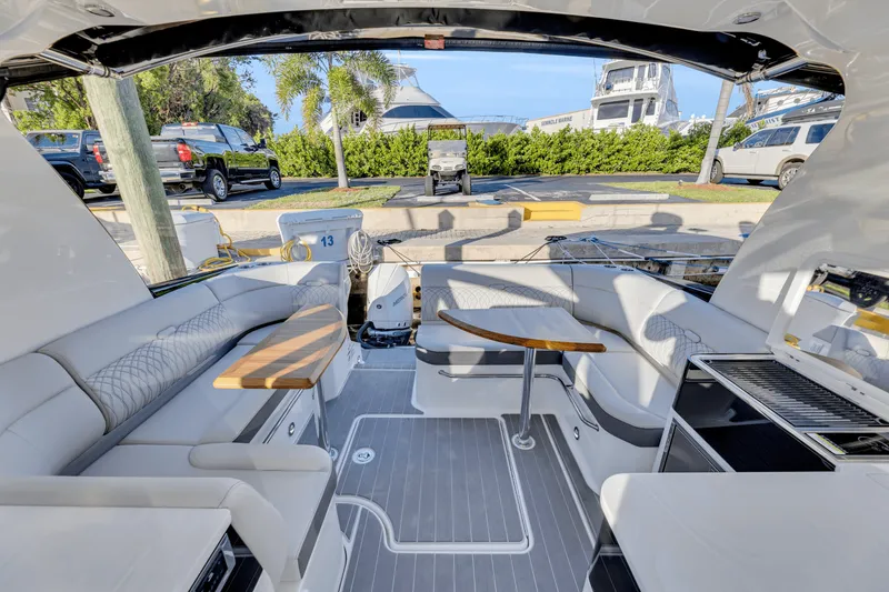 Slide: The Image of Sea Ray 370 SUNDANCER OUTBOARD 2023 - 47