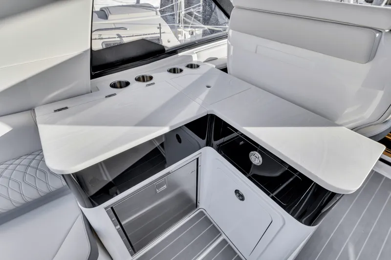 Slide: The Image of Sea Ray 370 SUNDANCER OUTBOARD 2023 - 55