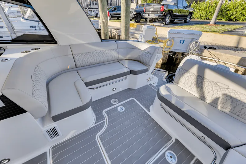 Slide: The Image of Sea Ray 370 SUNDANCER OUTBOARD 2023 - 59