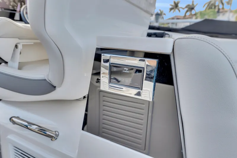 Slide: The Image of Sea Ray 370 SUNDANCER OUTBOARD 2023 - 62