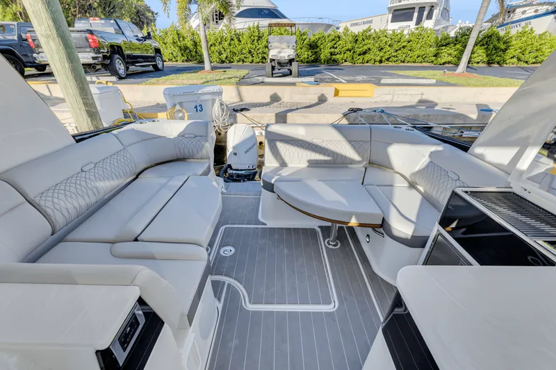Slide: The Image of Sea Ray 370 SUNDANCER OUTBOARD 2023 - 8
