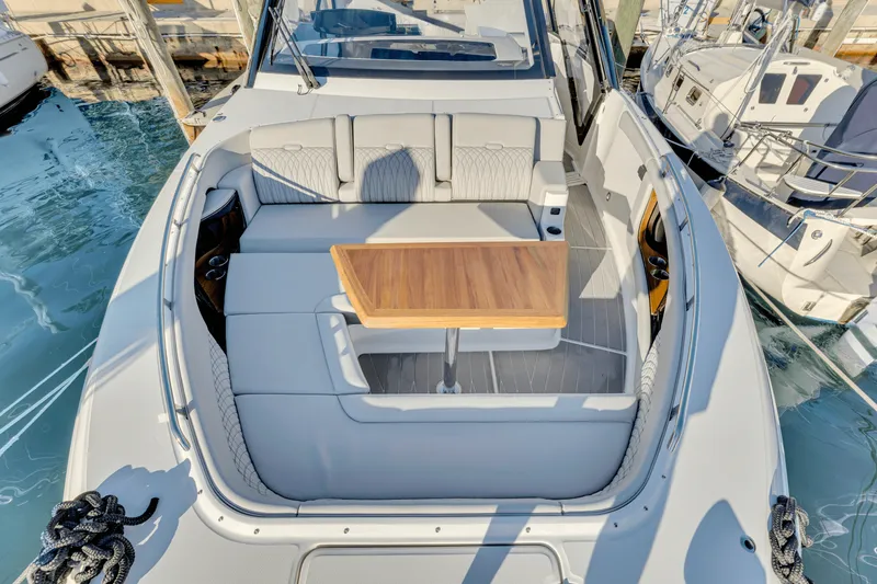 Slide: The Image of Sea Ray 370 SUNDANCER OUTBOARD 2023 - 9
