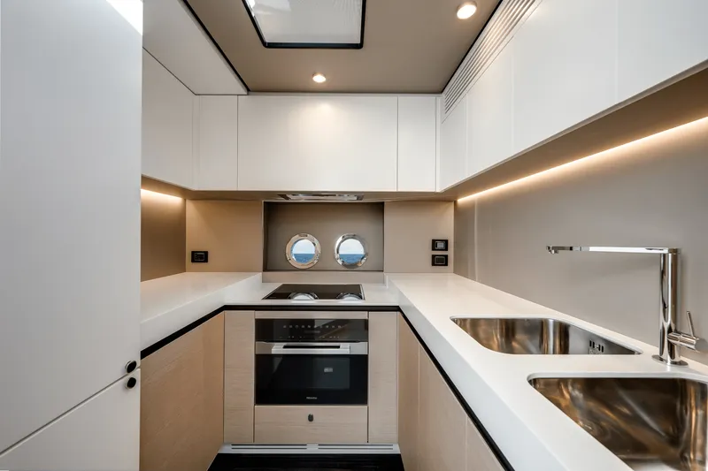 Slide: The Image of Azimut S8 2024 - 27