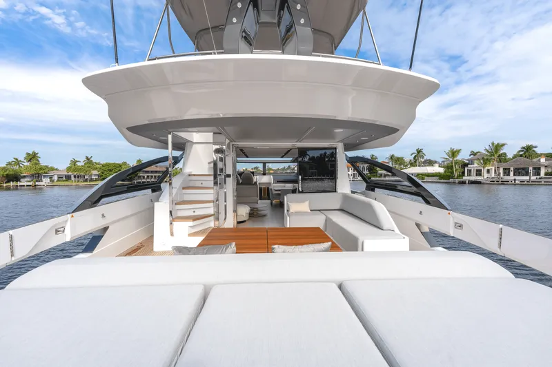 Slide: The Image of Azimut S8 2024 - 8