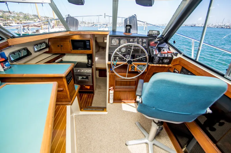Slide: The Image of Bayliner 3288 Motoryacht 1989 - 5