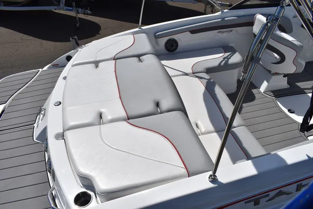 Slide: The Image of Tahoe® 210 SI 2023 - 13