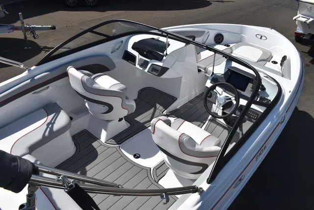 Slide: The Image of Tahoe® 210 SI 2023 - 14