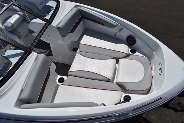 Slide: The Image of Tahoe® 210 SI 2023 - 15