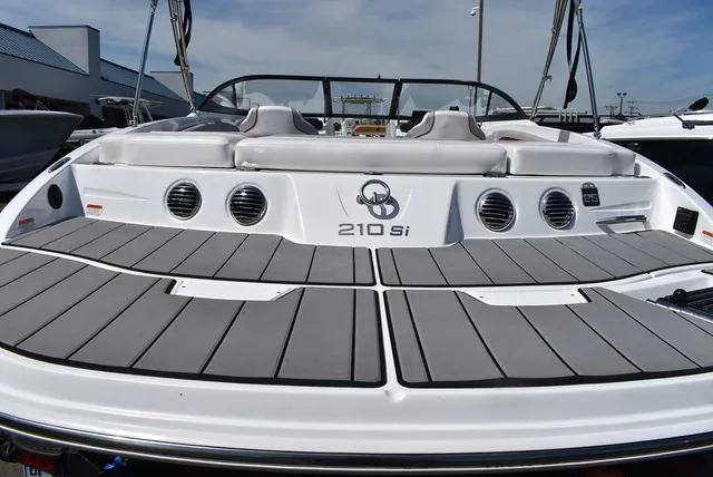 Slide: The Image of Tahoe® 210 SI 2023 - 18