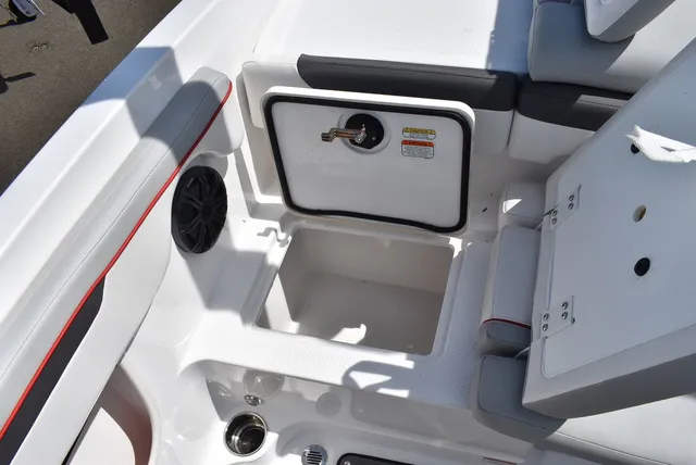 Slide: The Image of Tahoe® 210 SI 2023 - 25