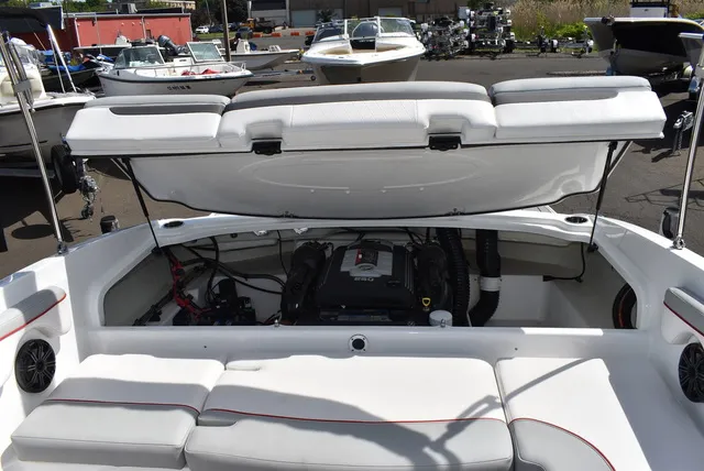 Slide: The Image of Tahoe® 210 SI 2023 - 26
