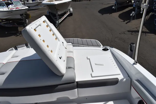 Slide: The Image of Tahoe® 210 SI 2023 - 32