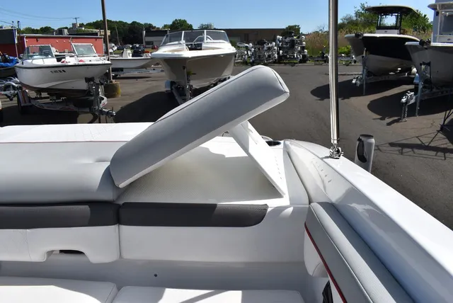 Slide: The Image of Tahoe® 210 SI 2023 - 33