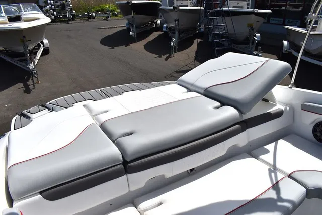 Slide: The Image of Tahoe® 210 SI 2023 - 34