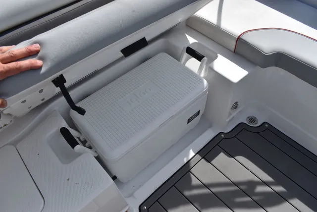 Slide: The Image of Tahoe® 210 SI 2023 - 36