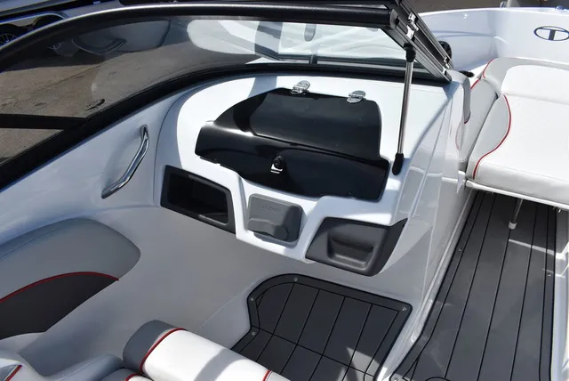 Slide: The Image of Tahoe® 210 SI 2023 - 42